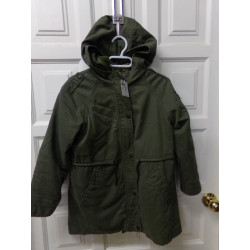 Parka verde militar Zara talla 10 años. Segunda mano